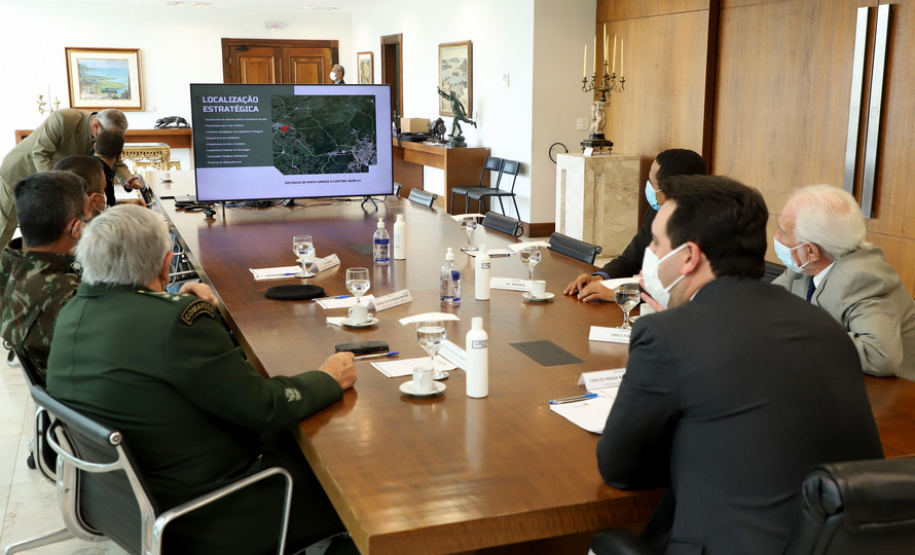 Governador apresenta ao presidente do Superior Tribunal Militar projeto da ESA em Ponta Grossa