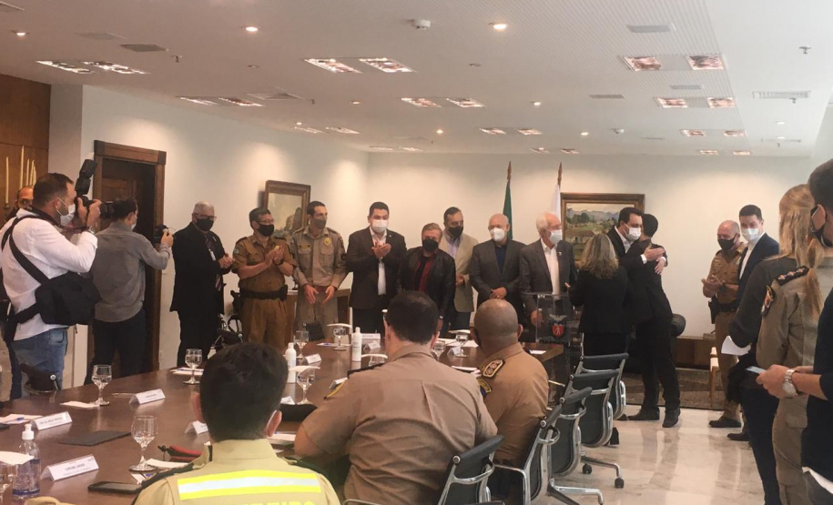 http://www.seguranca.pr.gov.br/Noticia/Governador-autoriza-promocao-e-diaria-extrajornada-para-policiais-militares