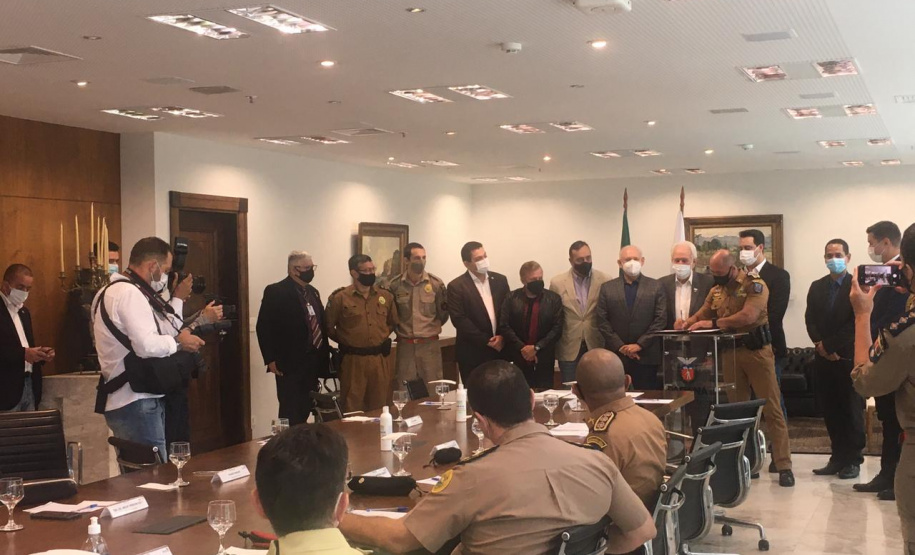http://www.seguranca.pr.gov.br/Noticia/Governador-autoriza-promocao-e-diaria-extrajornada-para-policiais-militares