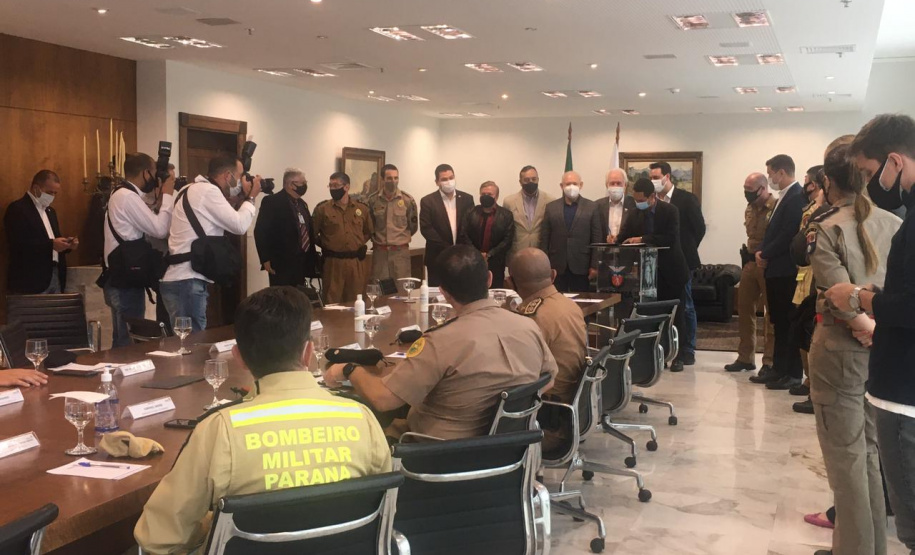http://www.seguranca.pr.gov.br/Noticia/Governador-autoriza-promocao-e-diaria-extrajornada-para-policiais-militares