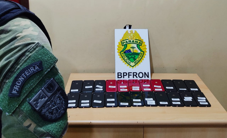 Passageiro com 22 celulares contrabandeados escondidos no corpo é abordado pelo BPFron em Cascavel (PR)