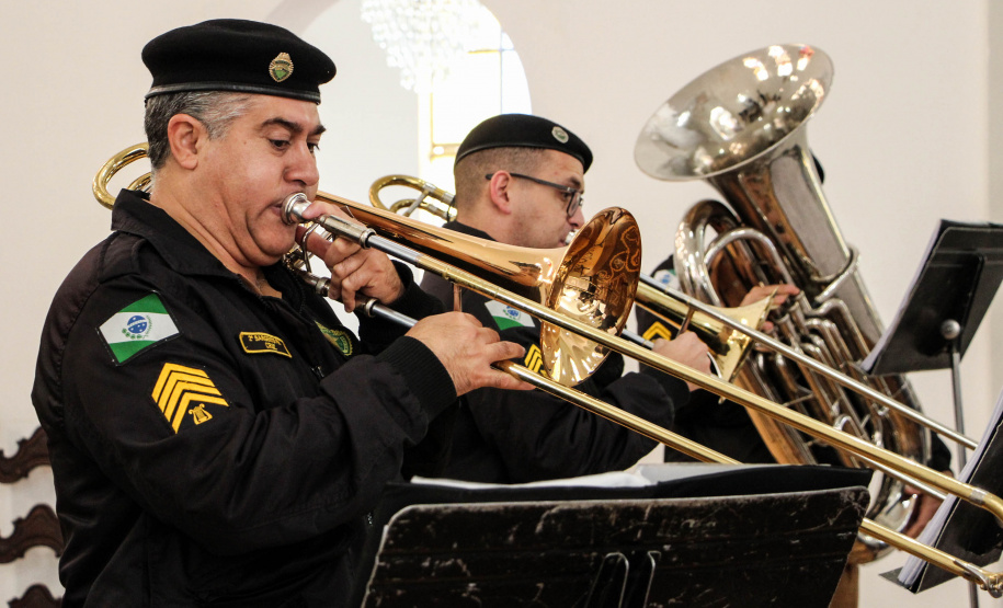 Apresentação da Banda de Música da PM em asilo muda rotina de idosos na Capital