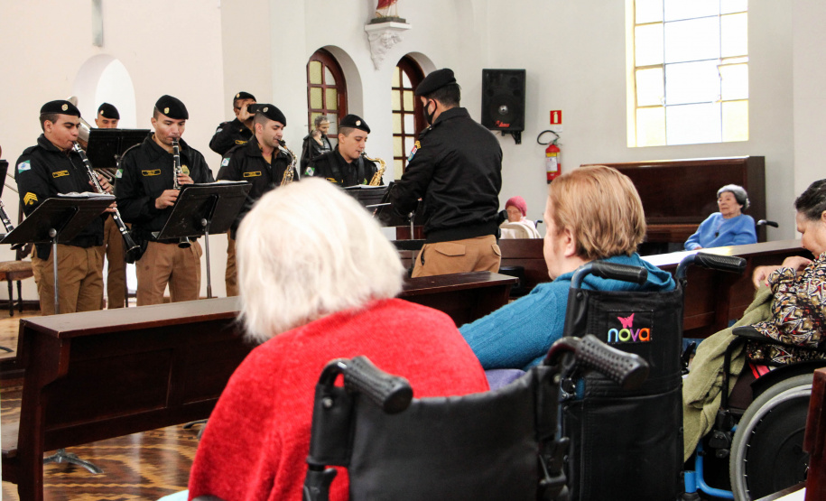 Apresentação da Banda de Música da PM em asilo muda rotina de idosos na Capital