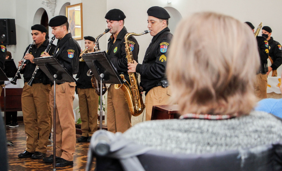 Apresentação da Banda de Música da PM em asilo muda rotina de idosos na Capital