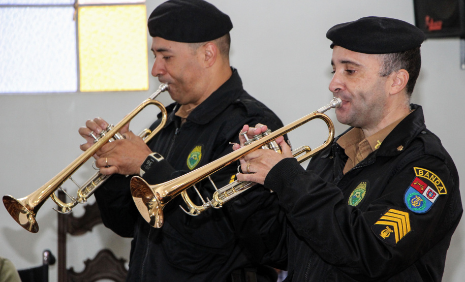Apresentação da Banda de Música da PM em asilo muda rotina de idosos na Capital