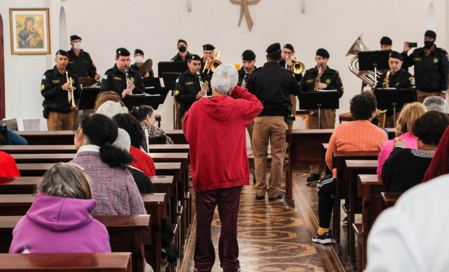 Apresentação da Banda de Música da PM em asilo muda rotina de idosos na Capital