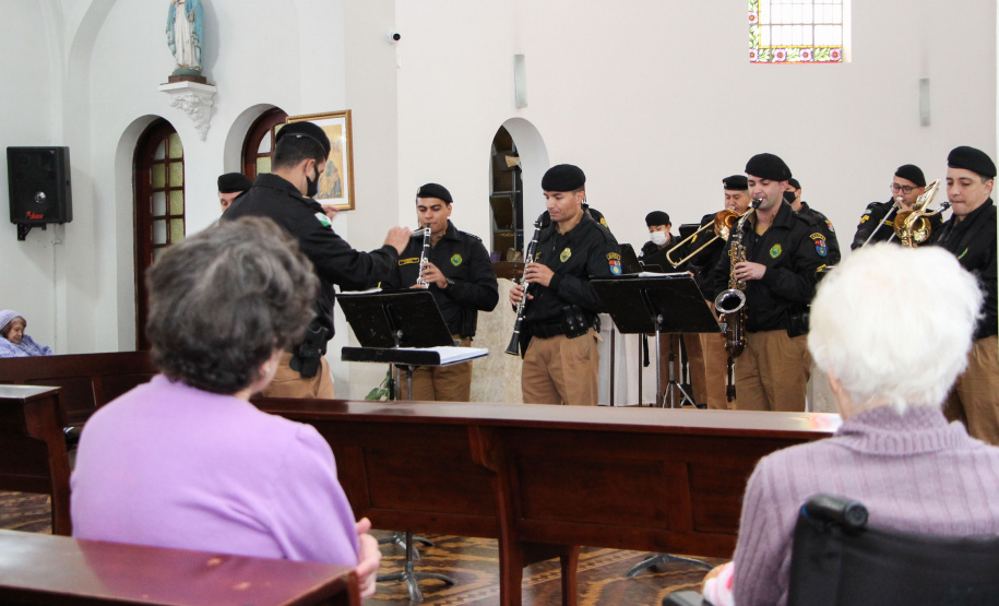 Apresentação da Banda de Música da PM em asilo muda rotina de idosos na Capital