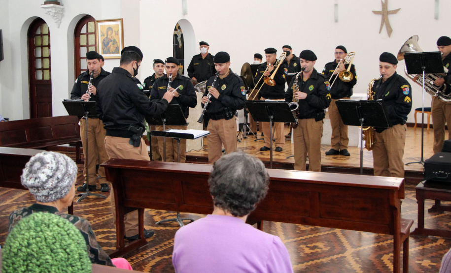 Apresentação da Banda de Música da PM em asilo muda rotina de idosos na Capital