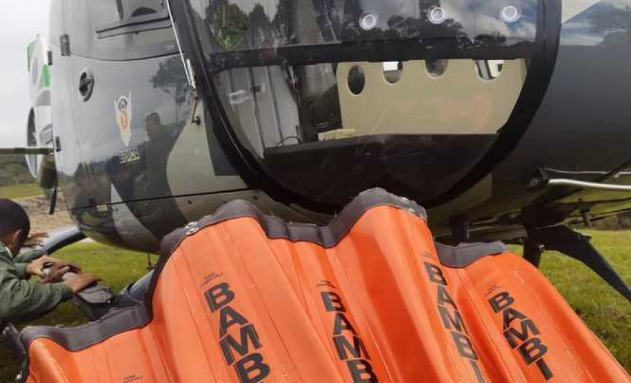 Exercícios foram feitos nos Mananciais da Serra, em Piraquara, na RMC, e envolveu pilotos, copilotos e demais tripulantes das aeronaves Falcão 04 e Falcão 09. Ação faz parte do Programa de Prevenção de Incêndios na Natureza e busca aumentar a eficiência das manobras de combate às chamas.