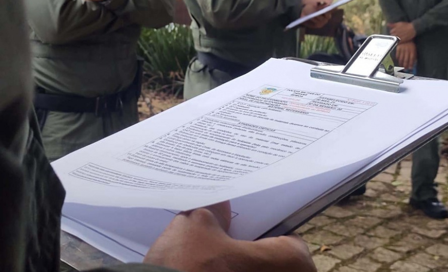 Exercícios foram feitos nos Mananciais da Serra, em Piraquara, na RMC, e envolveu pilotos, copilotos e demais tripulantes das aeronaves Falcão 04 e Falcão 09. Ação faz parte do Programa de Prevenção de Incêndios na Natureza e busca aumentar a eficiência das manobras de combate às chamas.