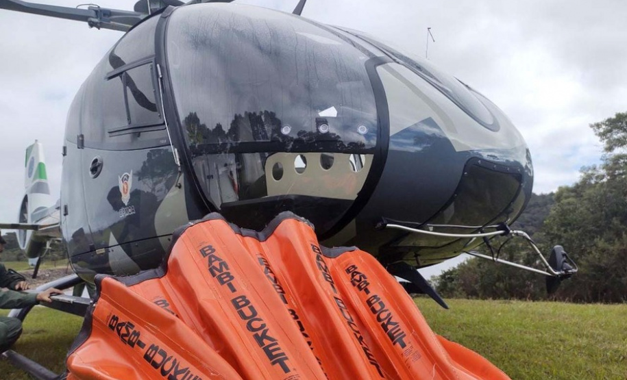 Exercícios foram feitos nos Mananciais da Serra, em Piraquara, na RMC, e envolveu pilotos, copilotos e demais tripulantes das aeronaves Falcão 04 e Falcão 09. Ação faz parte do Programa de Prevenção de Incêndios na Natureza e busca aumentar a eficiência das manobras de combate às chamas.