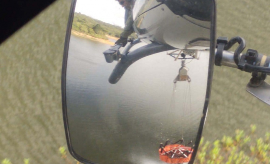 Exercícios foram feitos nos Mananciais da Serra, em Piraquara, na RMC, e envolveu pilotos, copilotos e demais tripulantes das aeronaves Falcão 04 e Falcão 09. Ação faz parte do Programa de Prevenção de Incêndios na Natureza e busca aumentar a eficiência das manobras de combate às chamas.