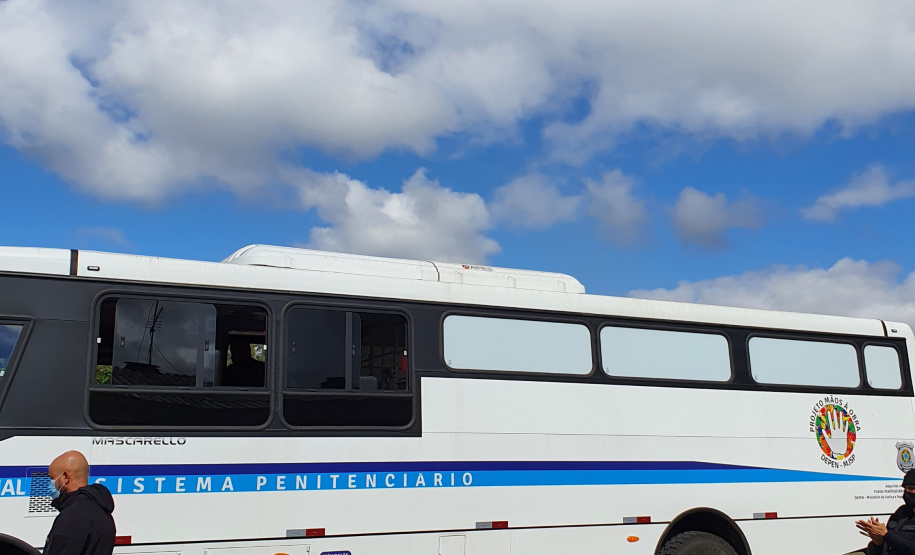 Presos da delegacia de Colombo são transferidos para o complexo penitenciário