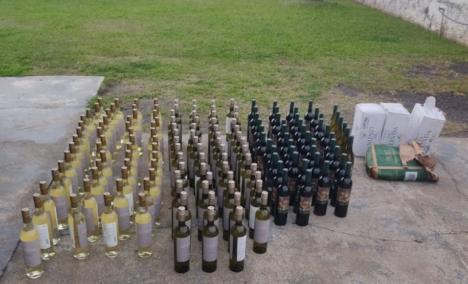 Em ocorrências separadas, policiais rodoviários apreendem grande quantidade de vinho e cigarro contrabandeado, no interior do Paraná