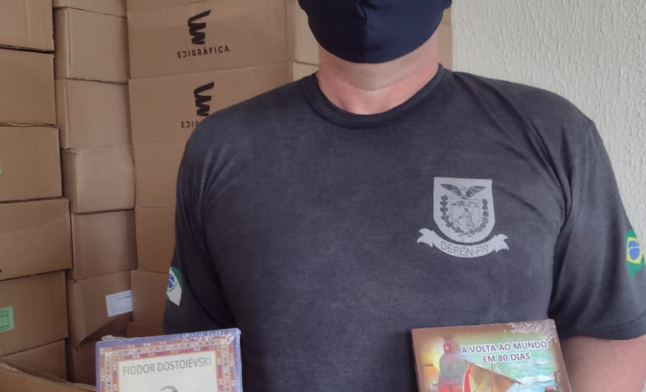 Depen recebe doação de livros do Ministério da Justiça
