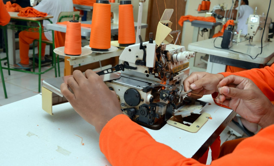 Presos de seis penitenciárias concluem curso de costura industrial