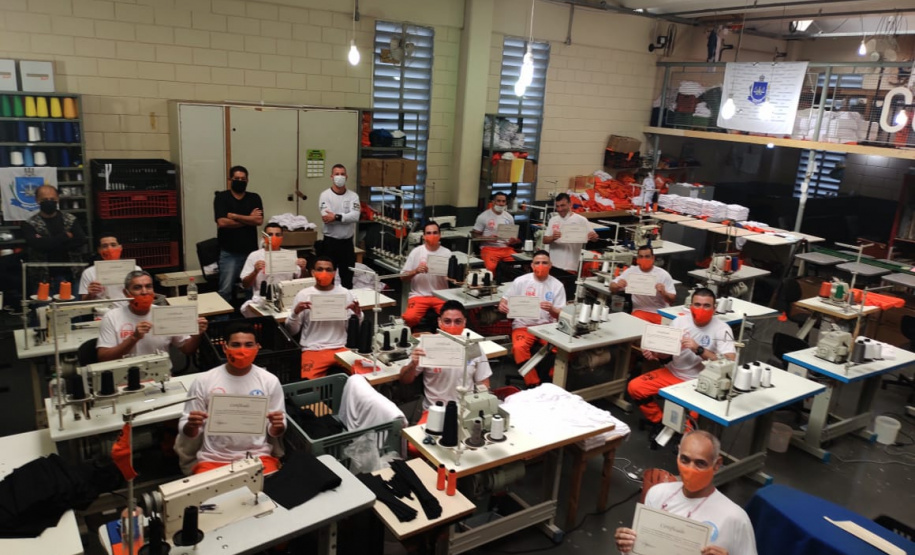 Presos de seis penitenciárias concluem curso de costura industrial