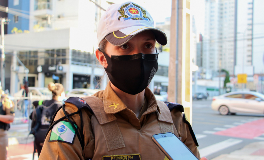 Ciclistas de Curitiba são abordados em blitz educativa da campanha Maio Amarelo