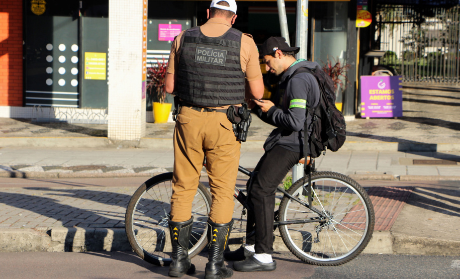Ciclistas de Curitiba são abordados em blitz educativa da campanha Maio Amarelo