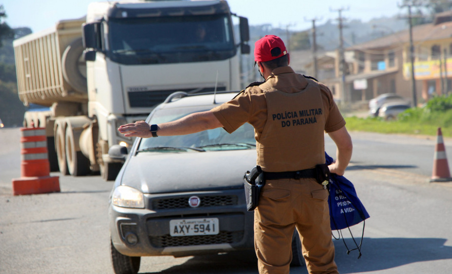Nova blitz educativa do Maio Amarelo orienta motoristas em Almirante Tamandaré