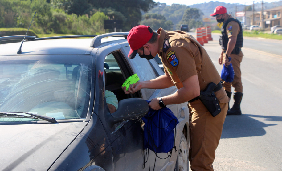 Nova blitz educativa do Maio Amarelo orienta motoristas em Almirante Tamandaré