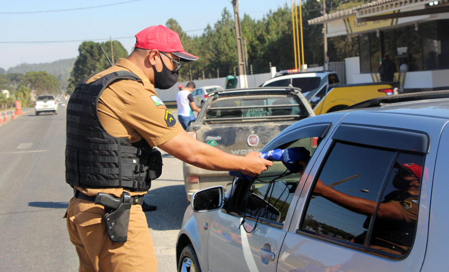 Nova blitz educativa do Maio Amarelo orienta motoristas em Almirante Tamandaré