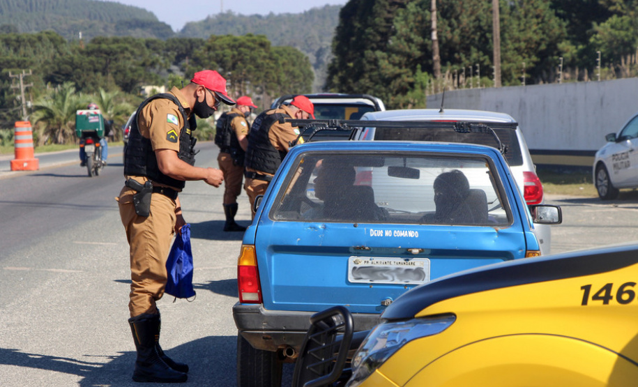 Nova blitz educativa do Maio Amarelo orienta motoristas em Almirante Tamandaré