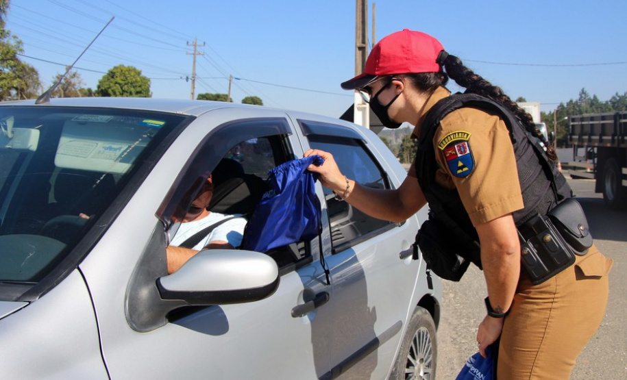 Nova blitz educativa do Maio Amarelo orienta motoristas em Almirante Tamandaré