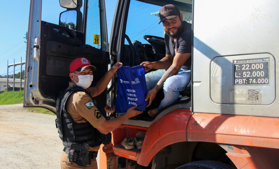 Nova blitz educativa do Maio Amarelo orienta motoristas em Almirante Tamandaré