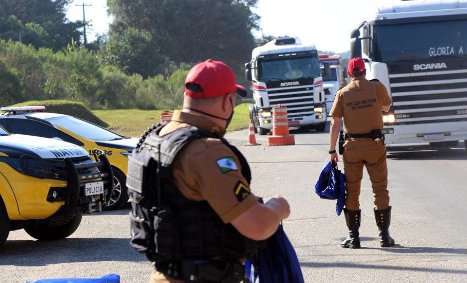 Nova blitz educativa do Maio Amarelo orienta motoristas em Almirante Tamandaré