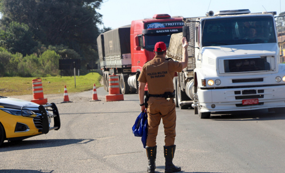 Nova blitz educativa do Maio Amarelo orienta motoristas em Almirante Tamandaré
