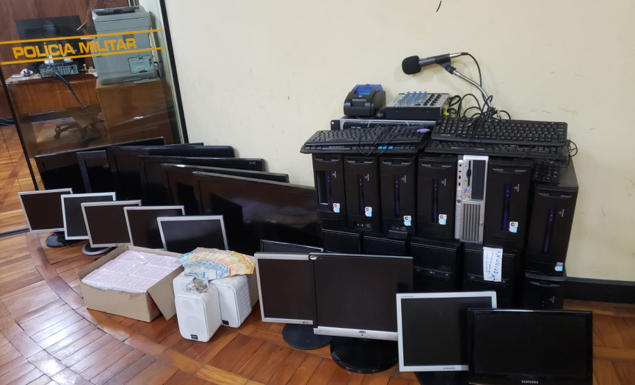 AIFU checa denúncia e flagra aproximadamente 120 pessoas idosas em barracão usado para prática ilegal de bingo