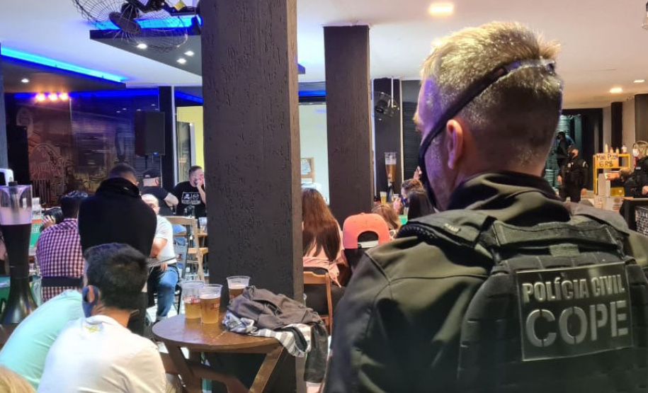 Polícia Civil dispersa aglomeração em bar na capital e prende nove pessoas
