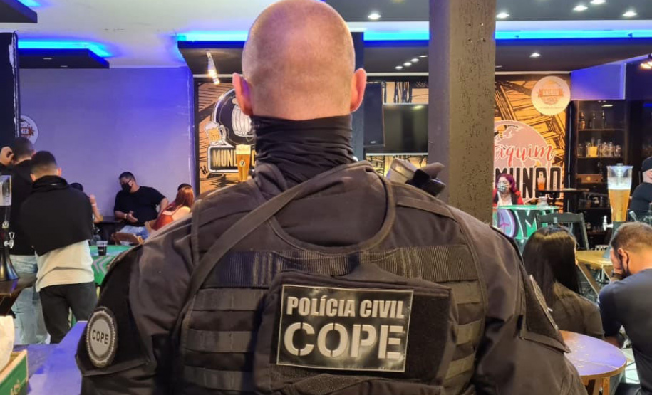 Polícia Civil dispersa aglomeração em bar na capital e prende nove pessoas