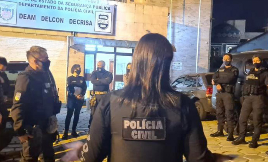 Polícia Civil dispersa aglomeração em bar na capital e prende nove pessoas
