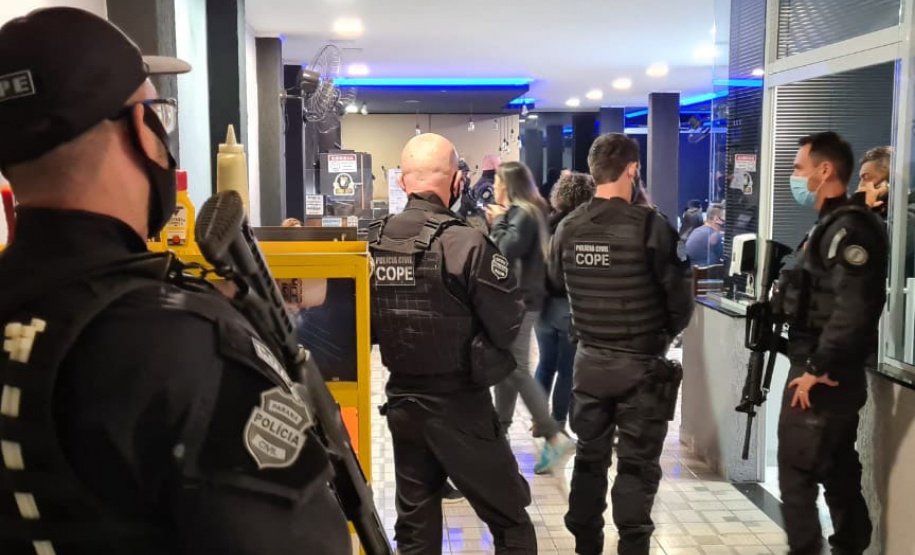 Polícia Civil dispersa aglomeração em bar na capital e prende nove pessoas