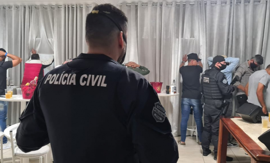 Polícia Civil prende 11 pessoas e dispersa festa clandestina em Colombo