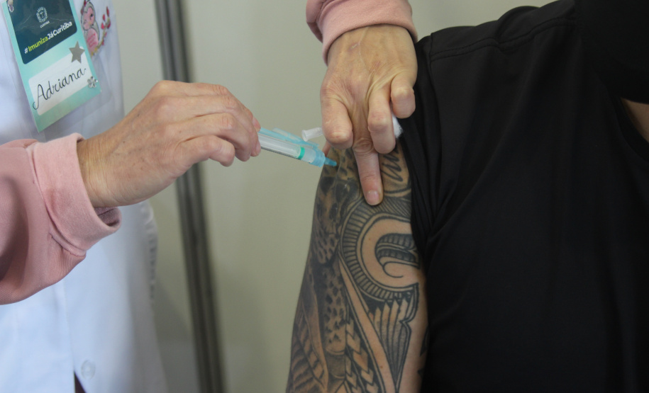 Mais de 23 mil doses da vacina contra a COVID-19 são aplicadas nas forças de segurança do Paraná