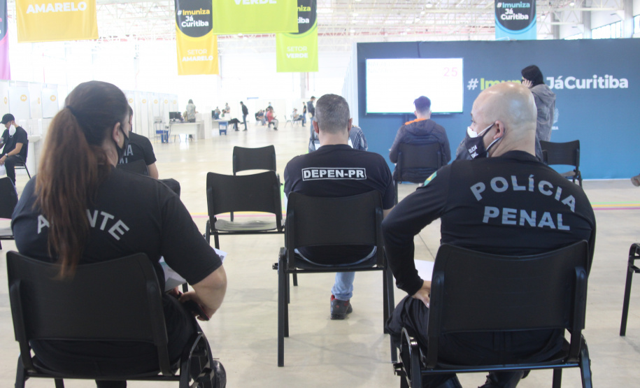 Mais de 23 mil doses da vacina contra a COVID-19 são aplicadas nas forças de segurança do Paraná