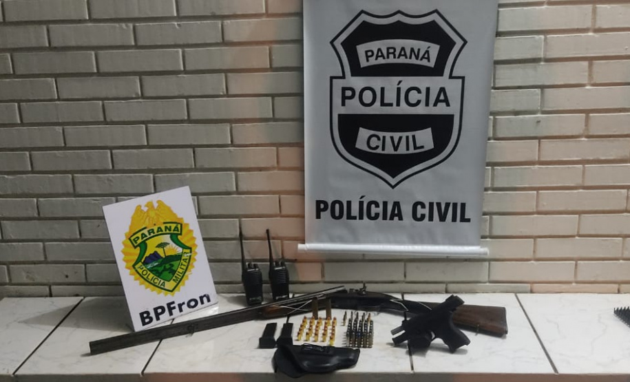 Durante ação conjunta, PM e Polícia Civil apreendem duas armas de fogo e munições em Ivaté, no Noroeste do estado