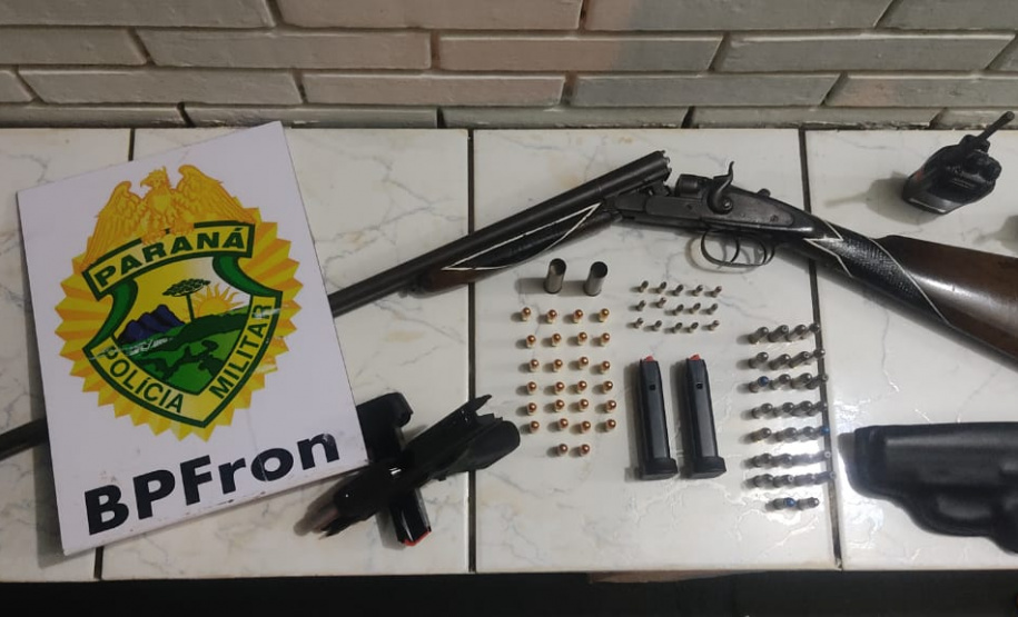 Durante ação conjunta, PM e Polícia Civil apreendem duas armas de fogo e munições em Ivaté, no Noroeste do estado