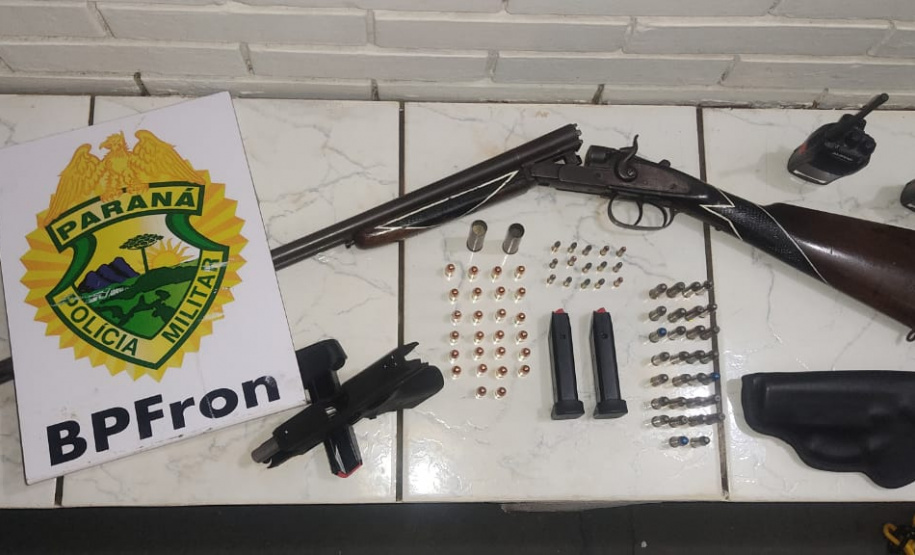 Durante ação conjunta, PM e Polícia Civil apreendem duas armas de fogo e munições em Ivaté, no Noroeste do estado