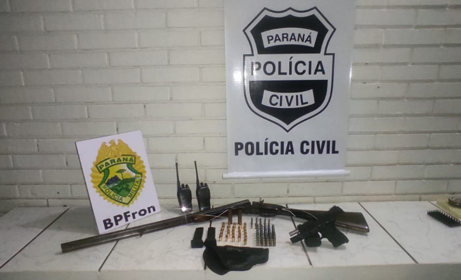 Durante ação conjunta, PM e Polícia Civil apreendem duas armas de fogo e munições em Ivaté, no Noroeste do estado