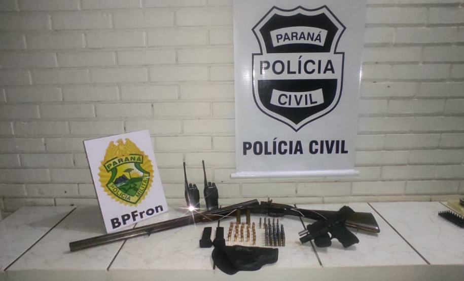 Durante ação conjunta, PM e Polícia Civil apreendem duas armas de fogo e munições em Ivaté, no Noroeste do estado