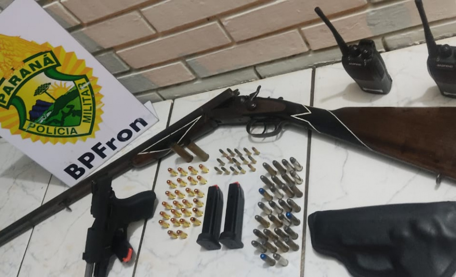 Durante ação conjunta, PM e Polícia Civil apreendem duas armas de fogo e munições em Ivaté, no Noroeste do estado