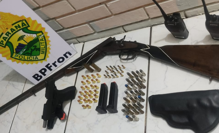 Durante ação conjunta, PM e Polícia Civil apreendem duas armas de fogo e munições em Ivaté, no Noroeste do estado