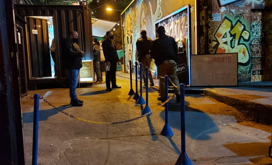 Durante fiscalização, AIFU fecha dois estabelecimentos comerciais e apreende máquina caça-níquel e carteiras de cigarros contrabandeados, em Curitiba