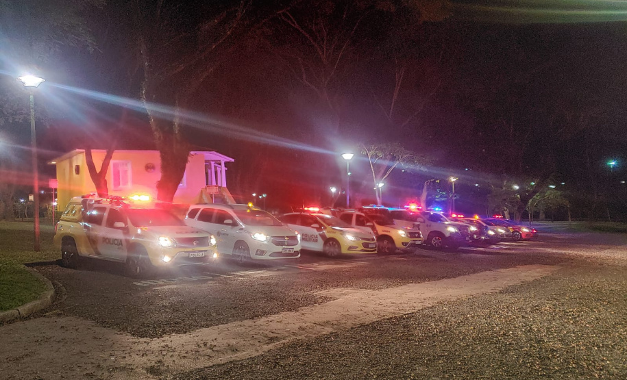 Durante fiscalização, AIFU fecha dois estabelecimentos comerciais e apreende máquina caça-níquel e carteiras de cigarros contrabandeados, em Curitiba