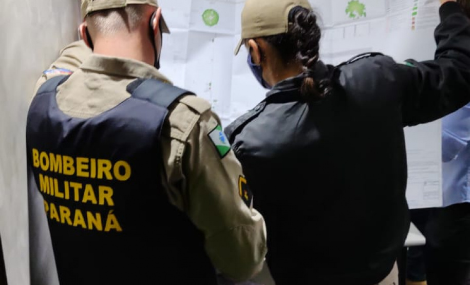 Durante fiscalização, AIFU fecha dois estabelecimentos comerciais e apreende máquina caça-níquel e carteiras de cigarros contrabandeados, em Curitiba