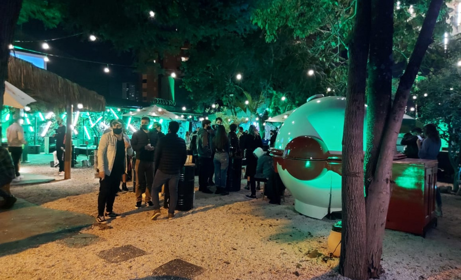 Durante fiscalização, AIFU fecha dois estabelecimentos comerciais e apreende máquina caça-níquel e carteiras de cigarros contrabandeados, em Curitiba